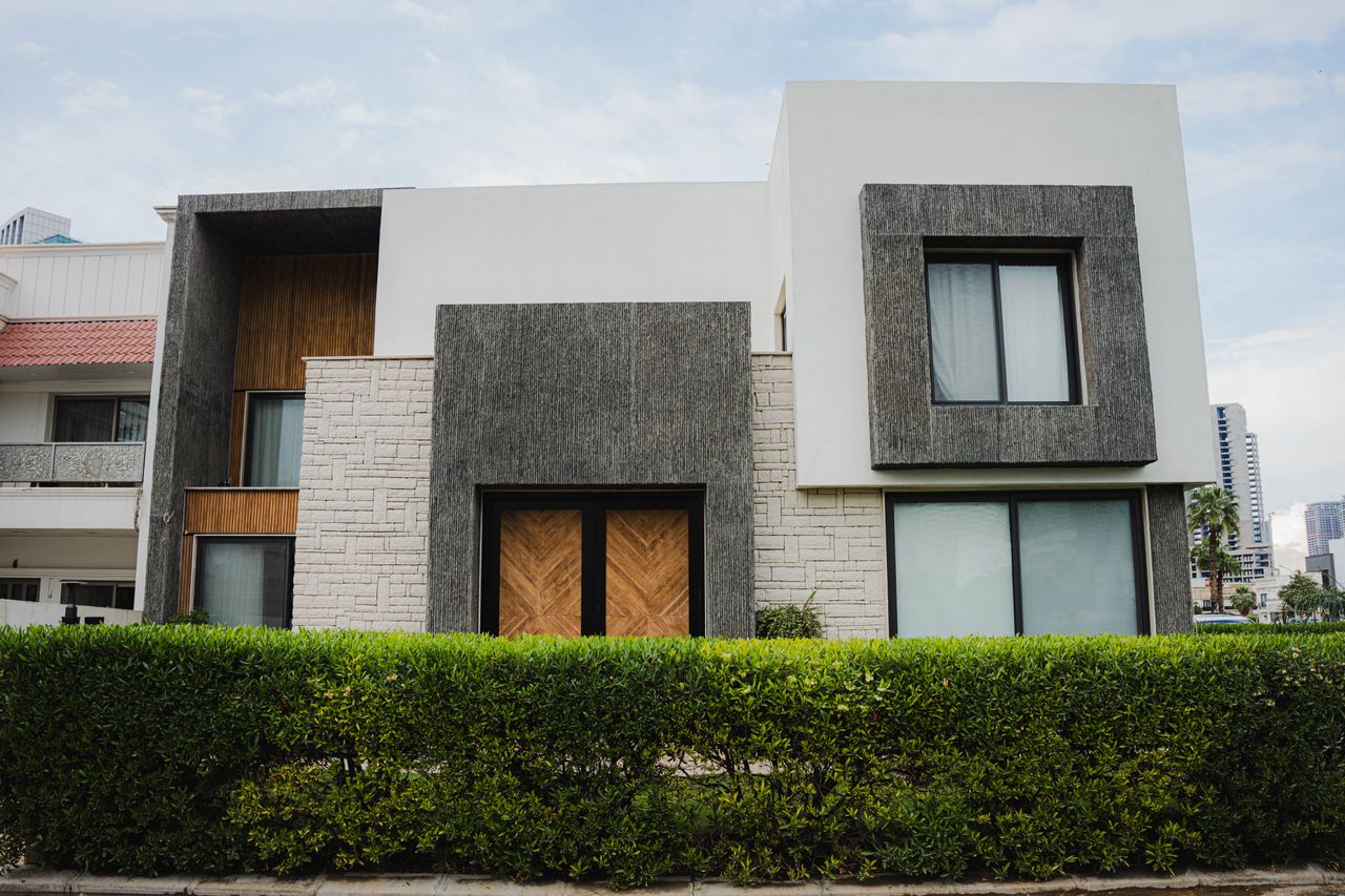 hero-img-01 Stunning modern house exterior in Erbil, Iraq showcasing minimal design.